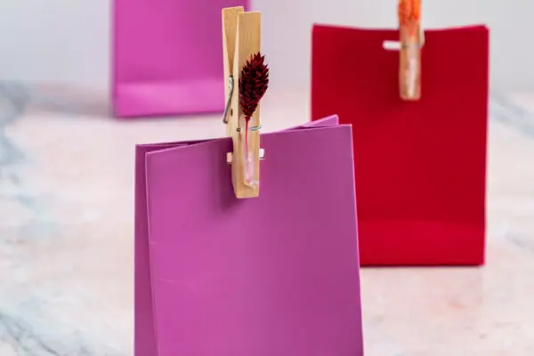 Diy klein cadeau inpakken met bloemetje