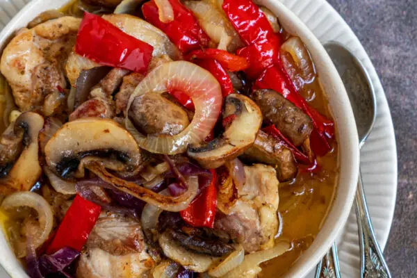 Gemengde sla met kippendijen en pasta