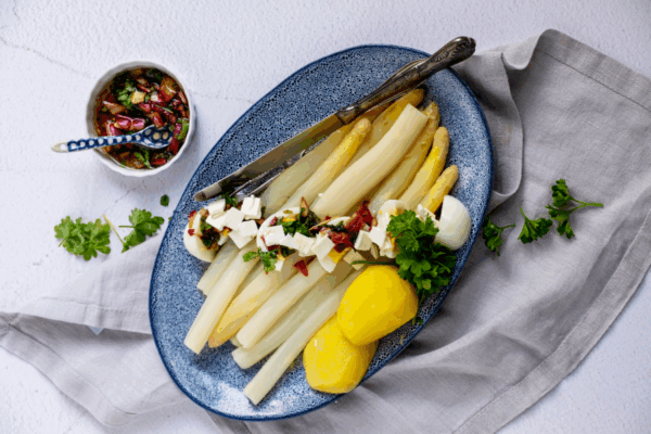 Asperges met gekookte eieren