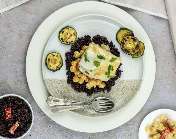 Bacalhau met zwarte rijst en kokosmelk