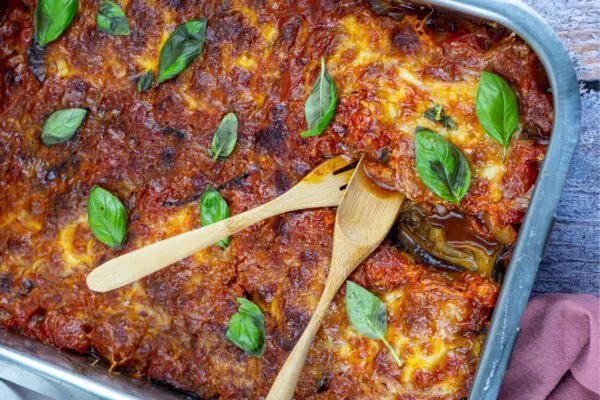 Gegrilde aubergines met tomatensaus uit de oven