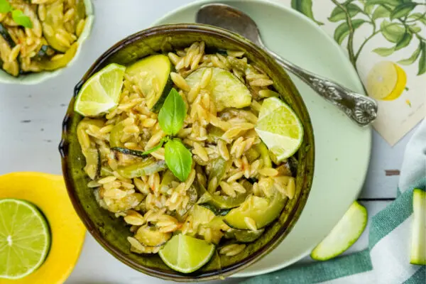 Zomerse pasta met courgette en paprika