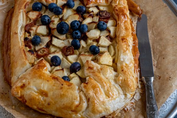 Makkelijke appelplaattaart met blauw bessen