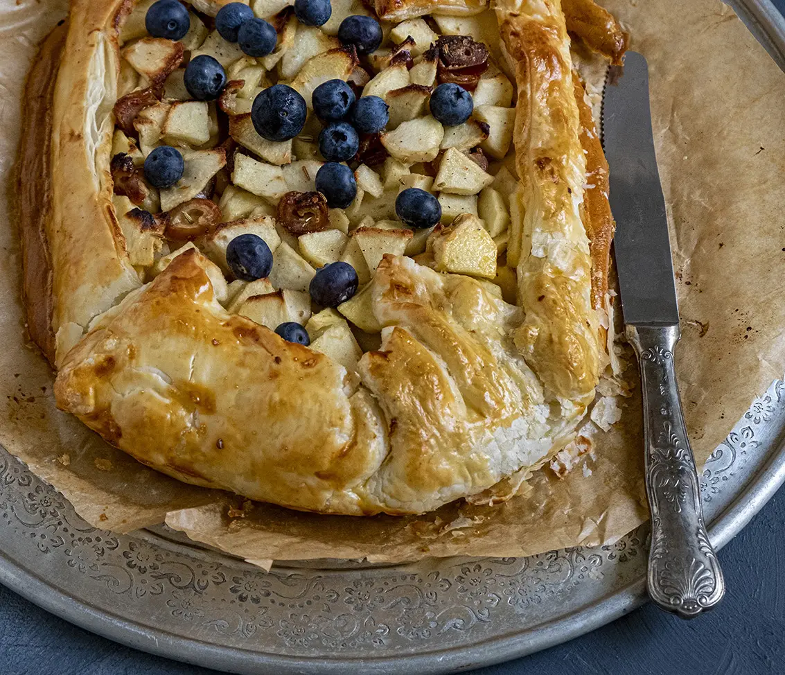 Makkelijke appelplaattaart met blauw bessen