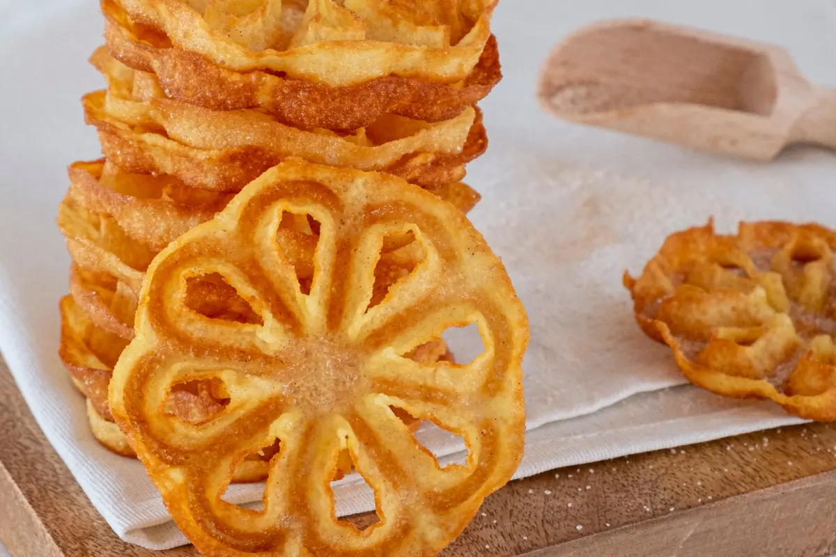 Filhoses maken in de vorm van een bloem