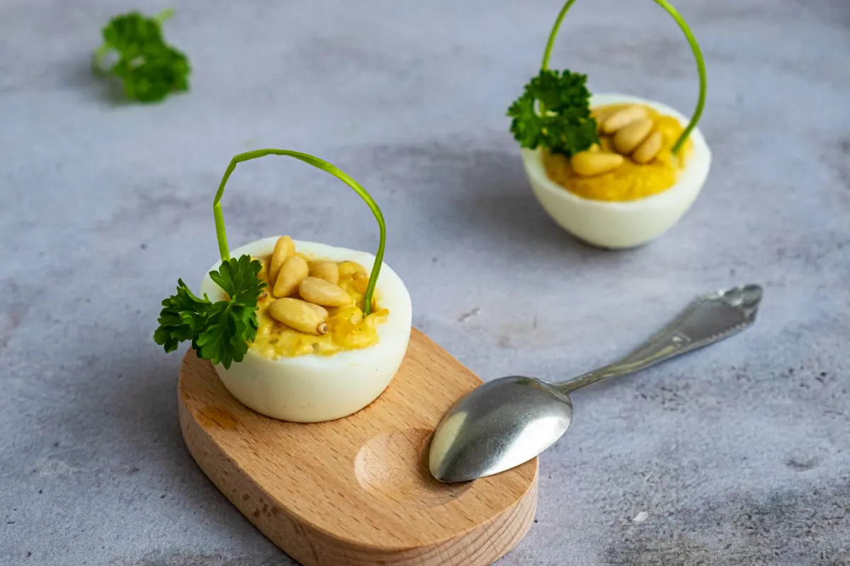 Gevulde eieren als kleine mandjes