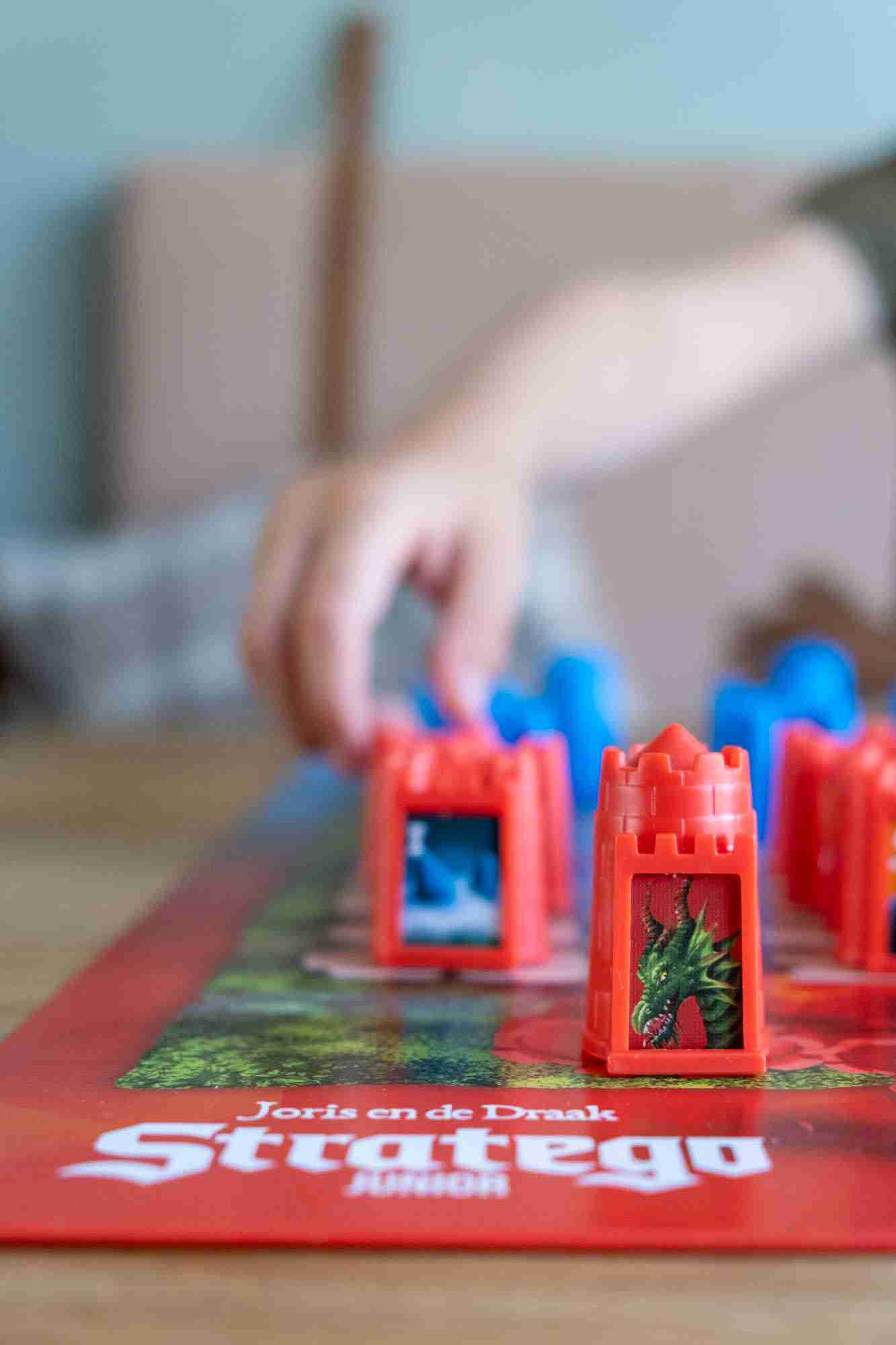 we spelen spelletjes aan de eettafel