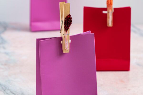 Diy klein cadeau inpakken met bloemetje