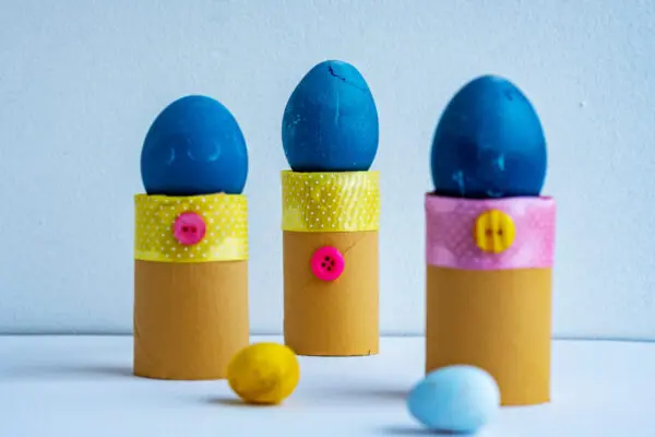 Eierhouder knutselen met wc rollen