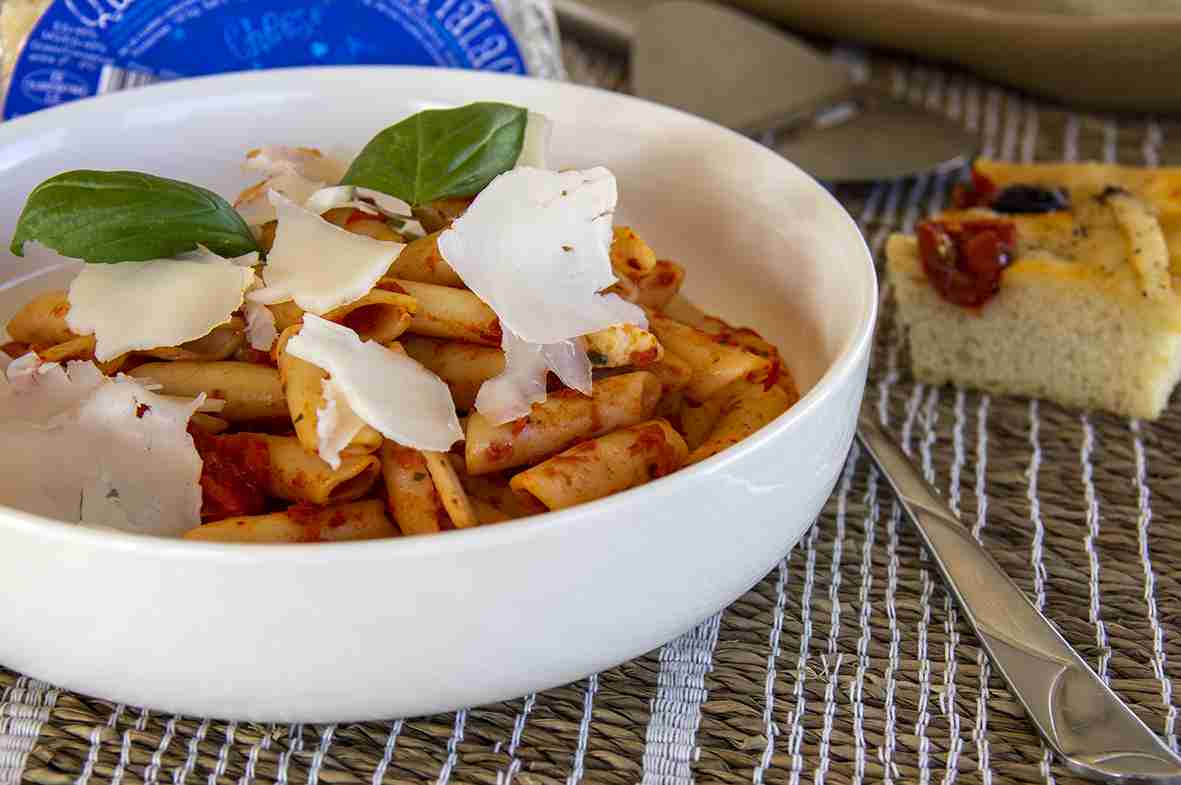 Pasta met gegrilde paprika en feta