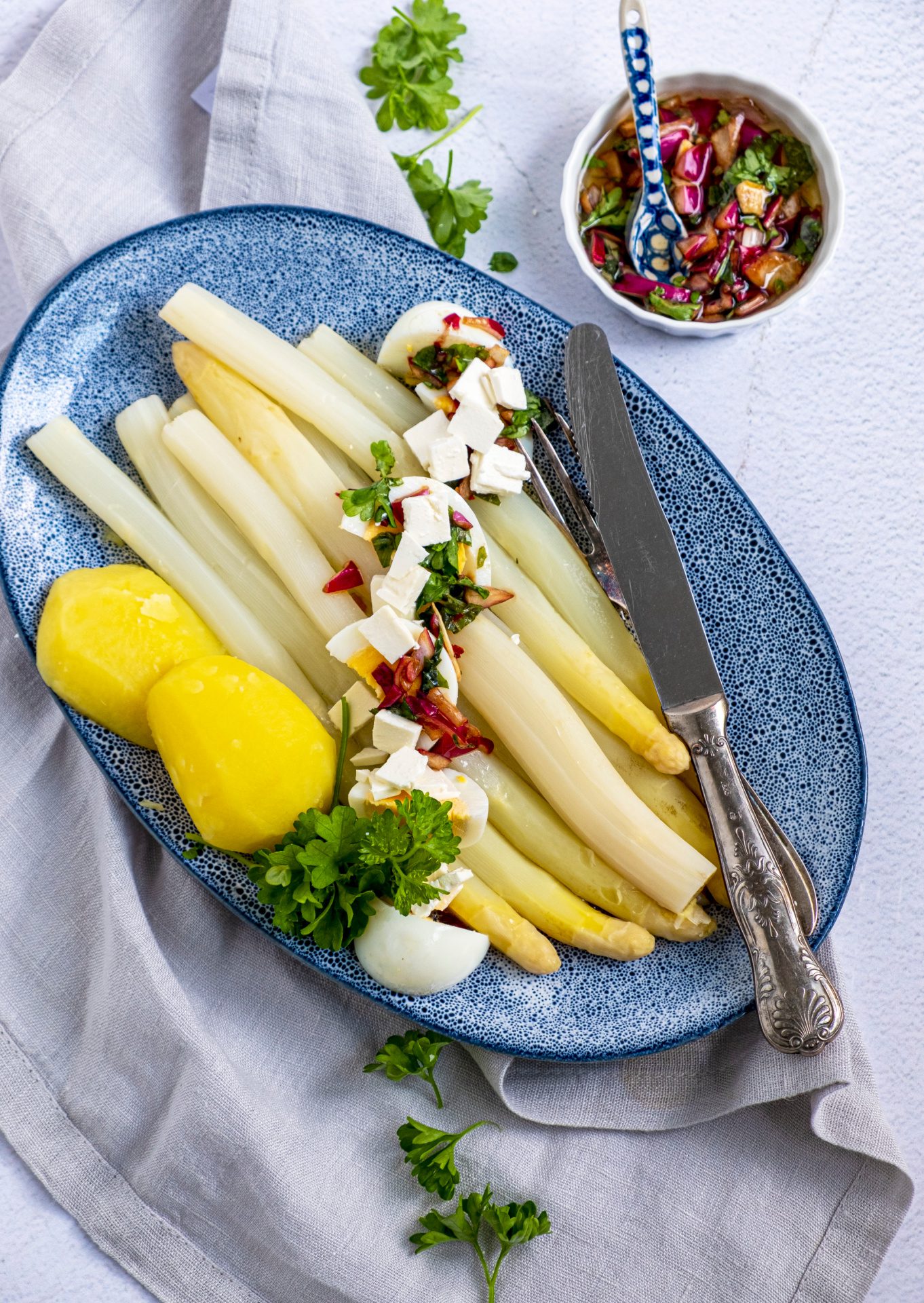 Asperges met gekookte eieren, aardappelen en dressing