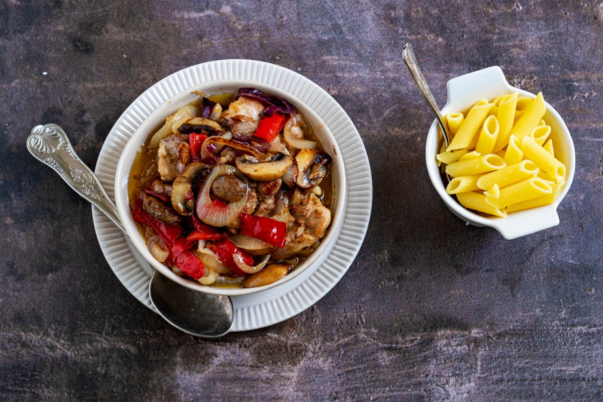 Gemengde sla met kippendijen en pasta