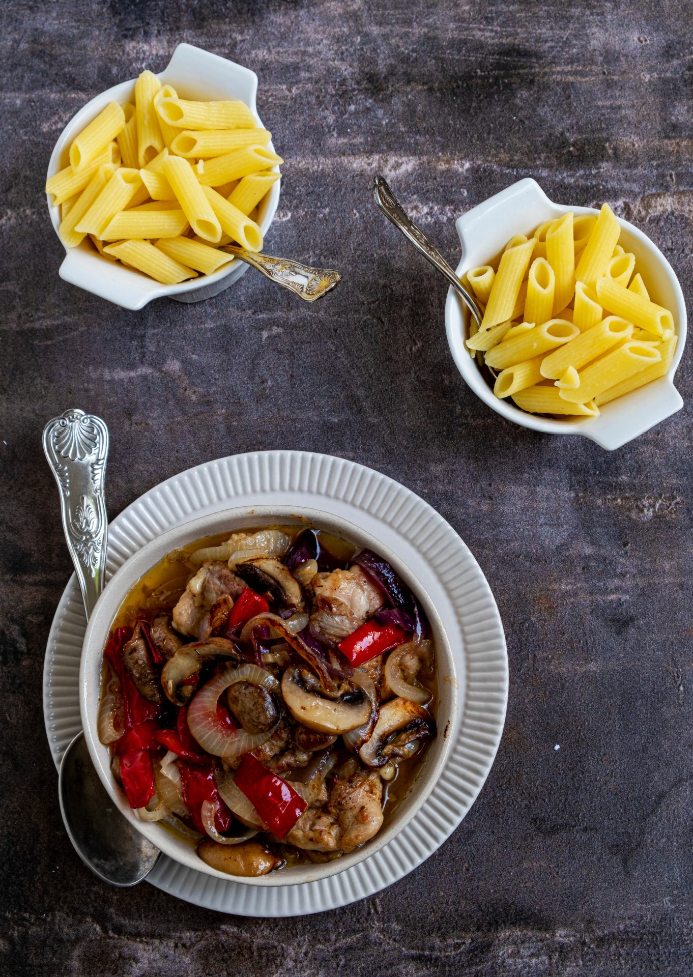 Gemengde sla met kippendijen en pasta
