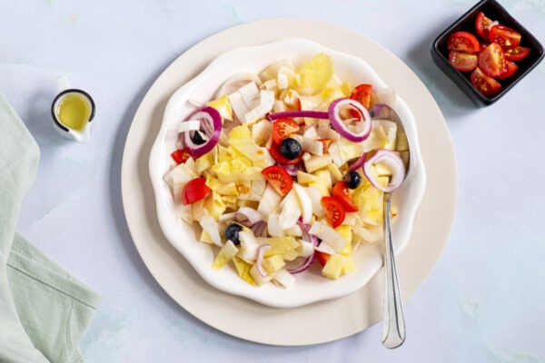 Gezonde witlofsalade met fruit