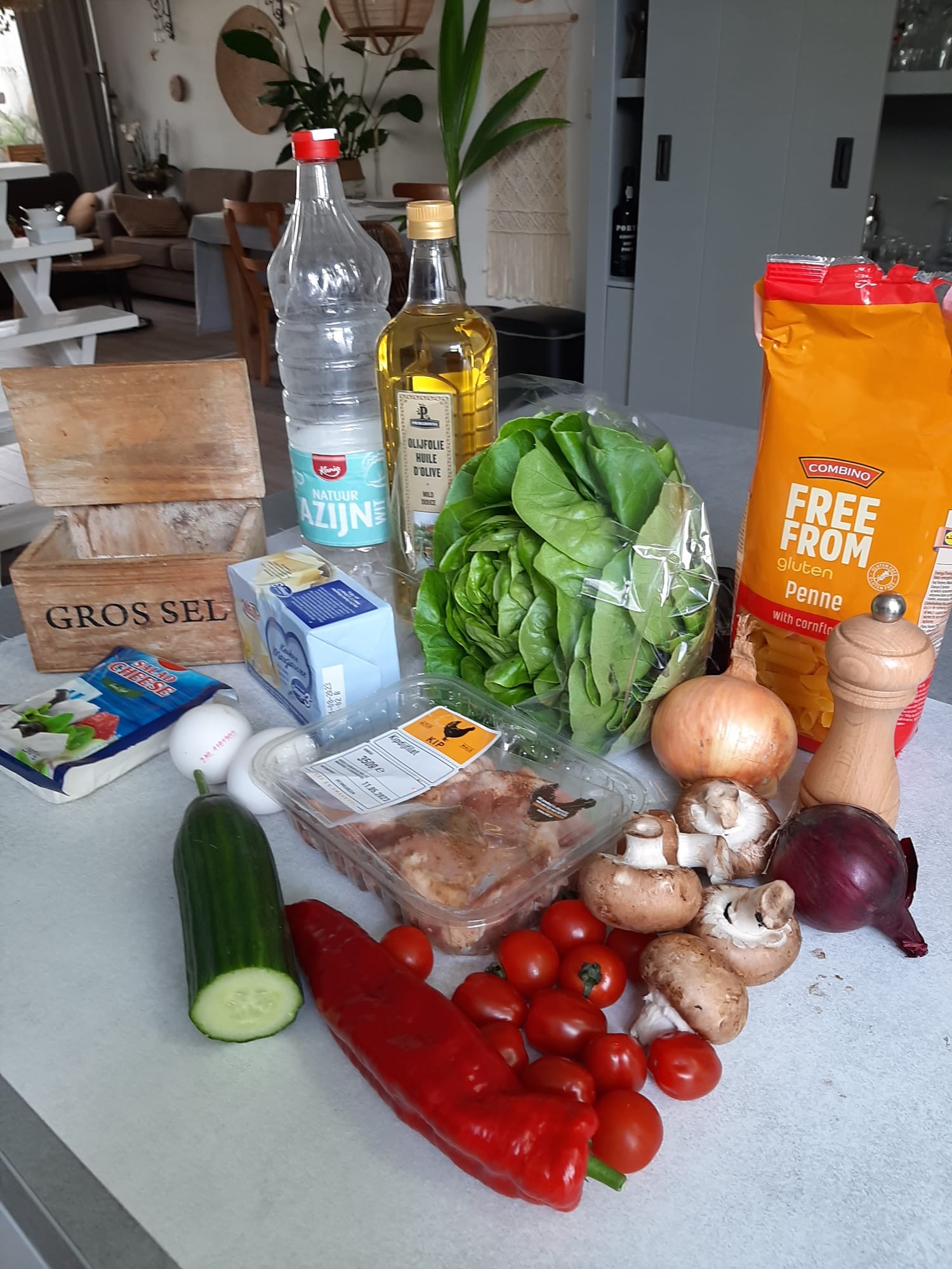 Ingrediënten gemengde sla met kippendijen voor 2 a 3 personen