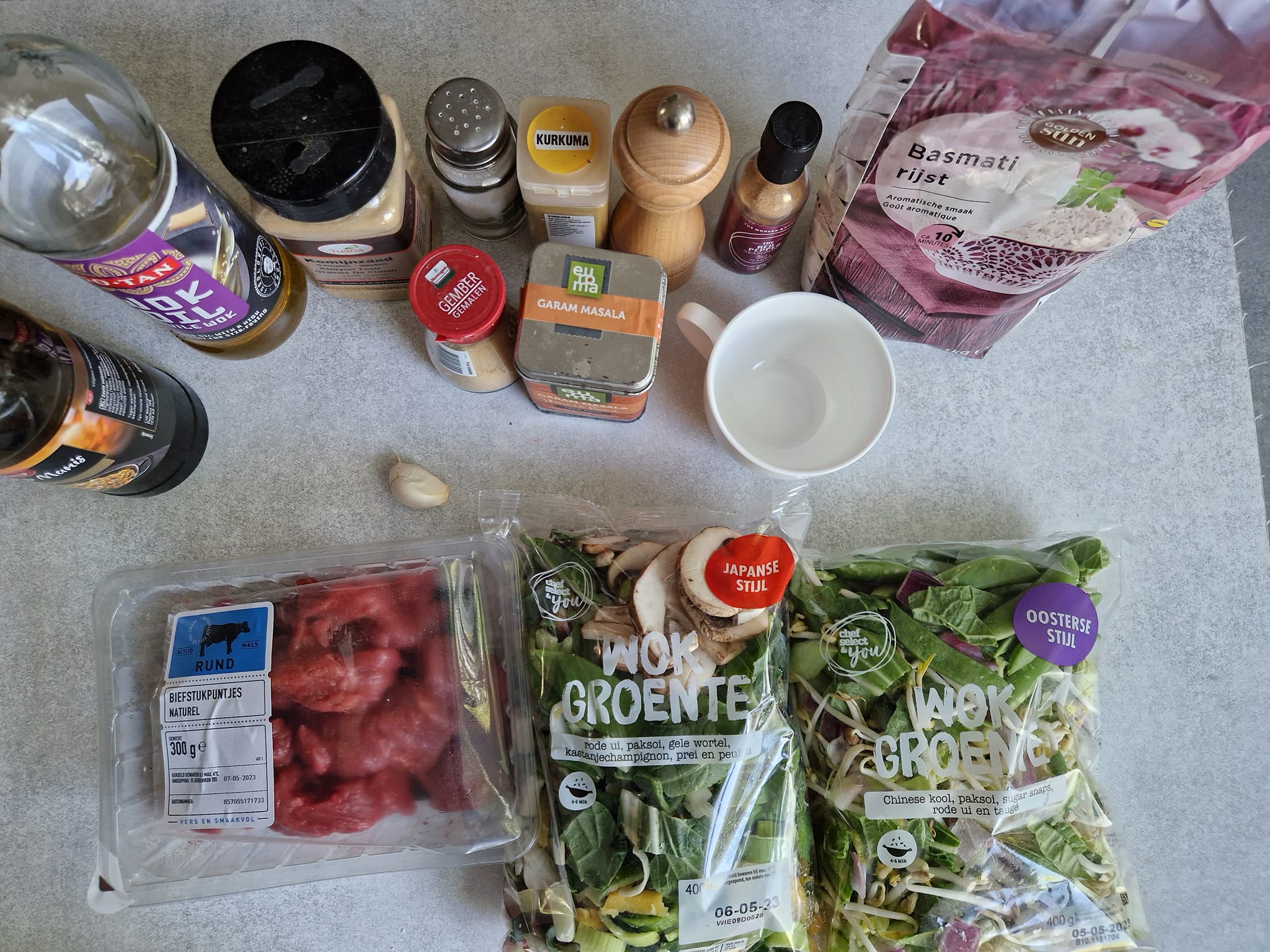 Ingrediënten voor 2 personen Oosterse roerbak groenten met biefstukpuntjes