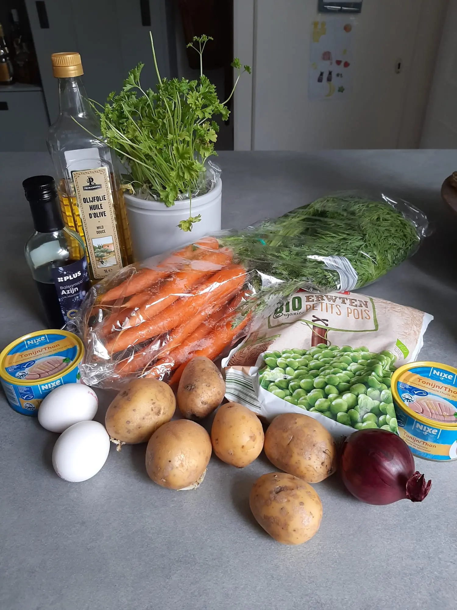 Ingrediënten voor 2 personen Tonijn met erwtjes, worteltjes en aardappelen