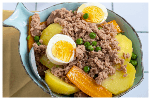 Tonijn met erwtjes, worteltjes en aardappelen