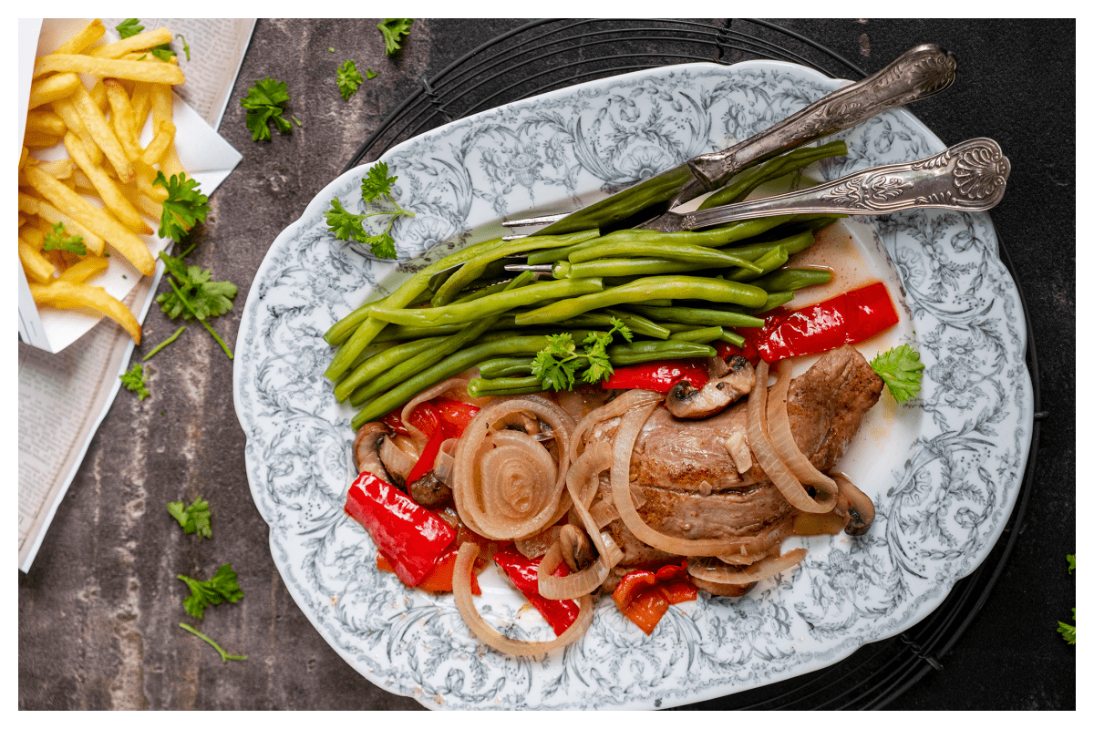 Varkenshaas met sperziebonen en frietjes