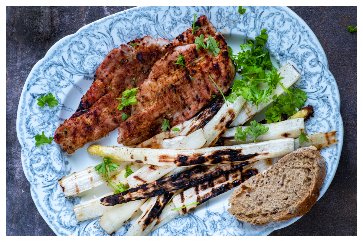 Asperges en varkenshaas van de kamado BBQ