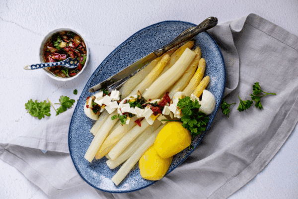 Asperges met gekookte eieren