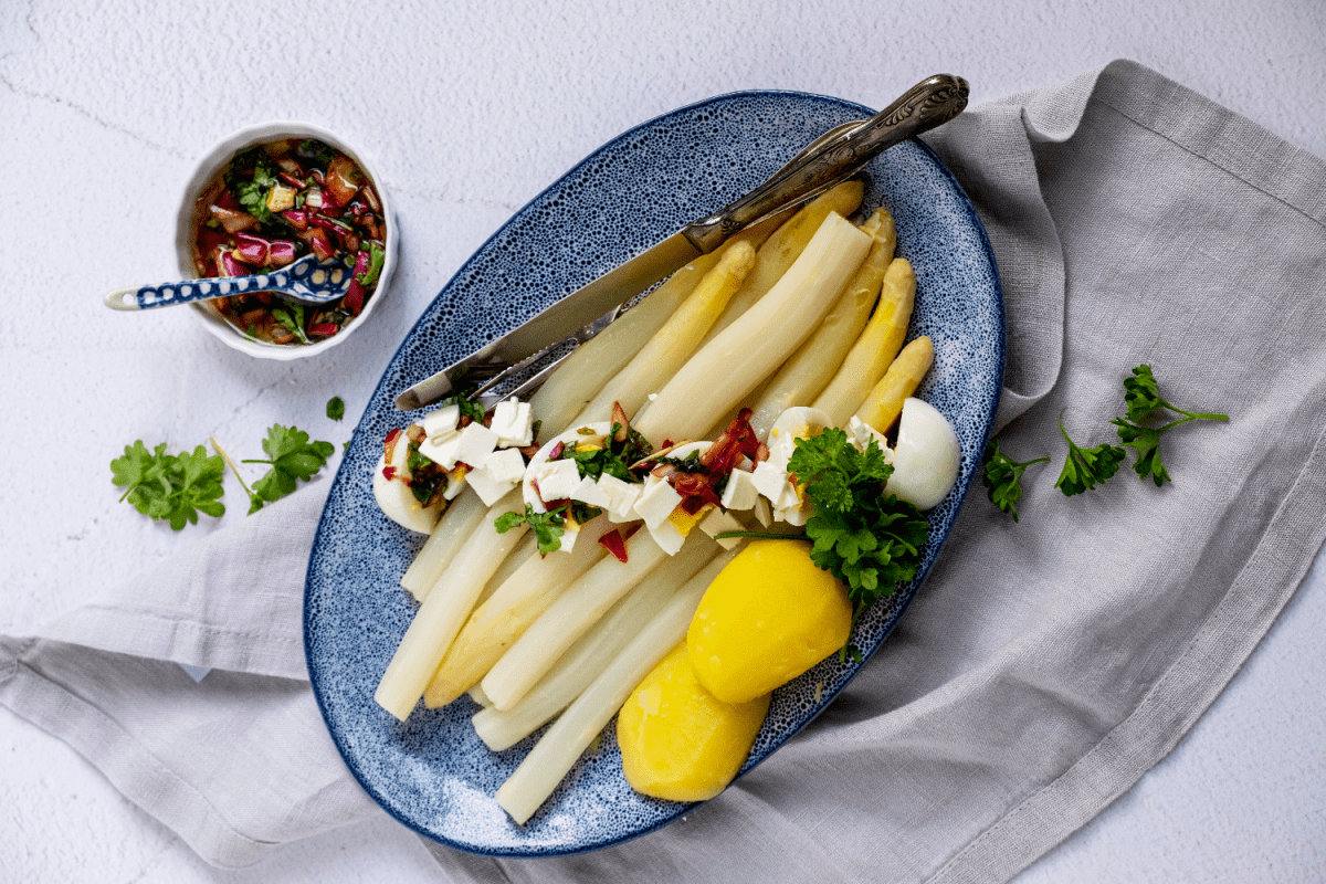 Asperges met gekookte eieren