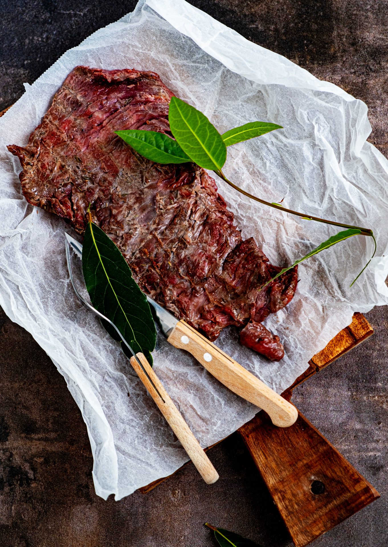 Bavette van de kamado met Griekse salade