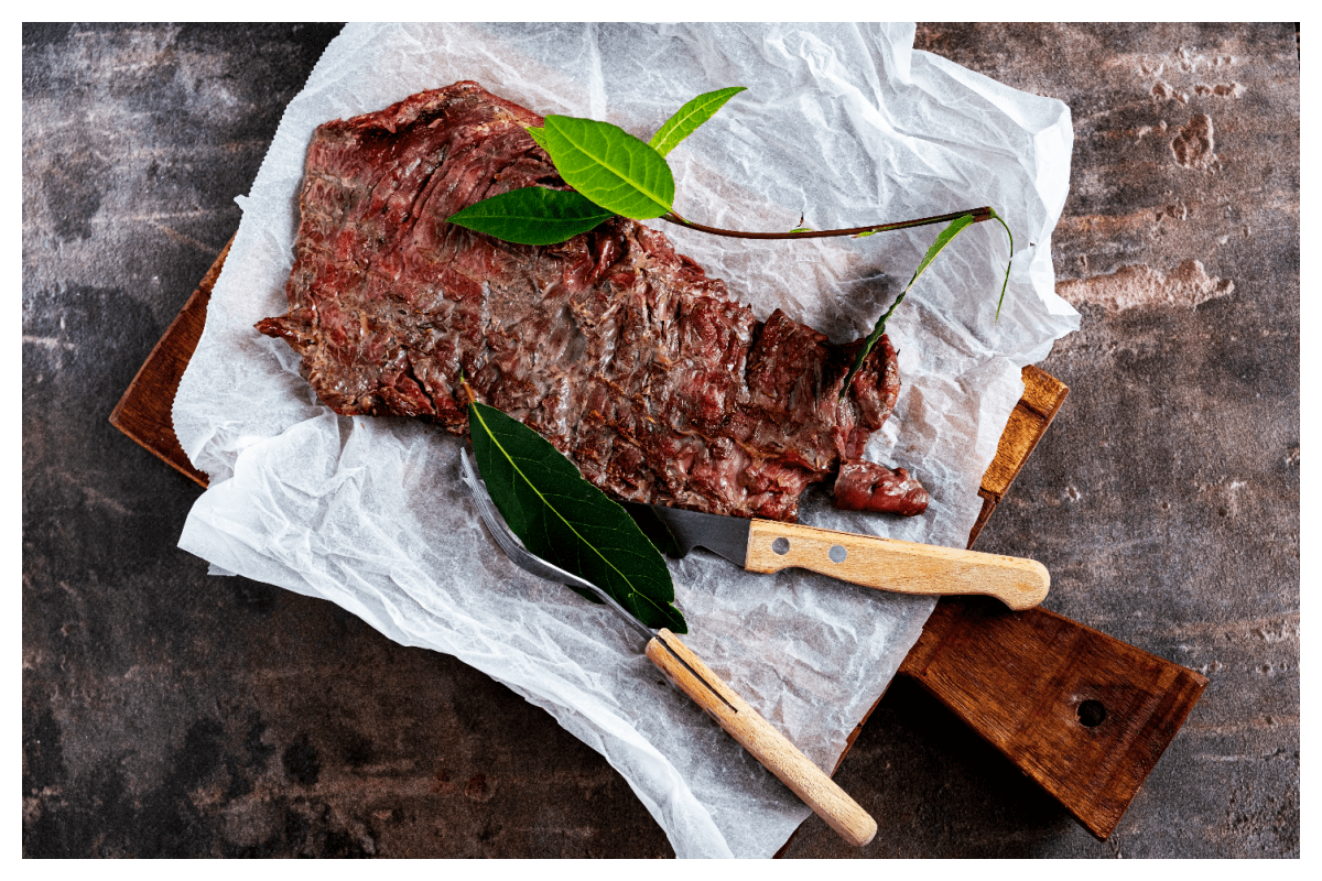 Bavette van de kamado met Griekse salade