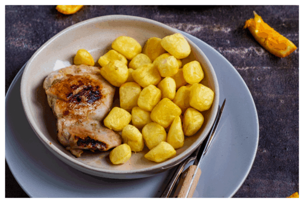 Gegrilde kippendijen met gemengde sla