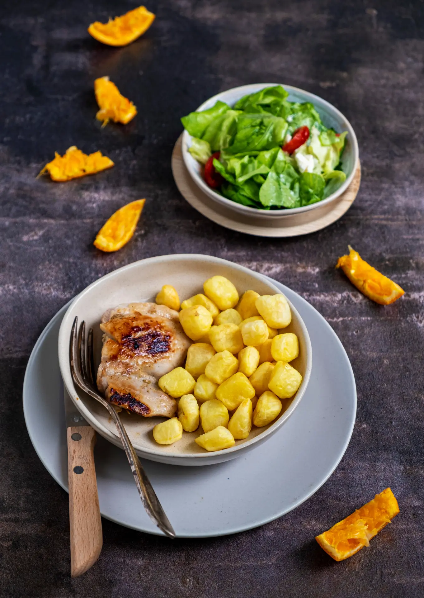 Gegrilde kippendijen met gemengde sla
