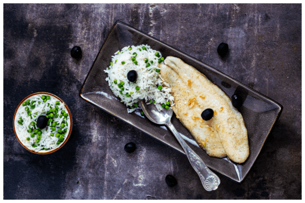 Pangasiusfilet met rijst en tuinerwten