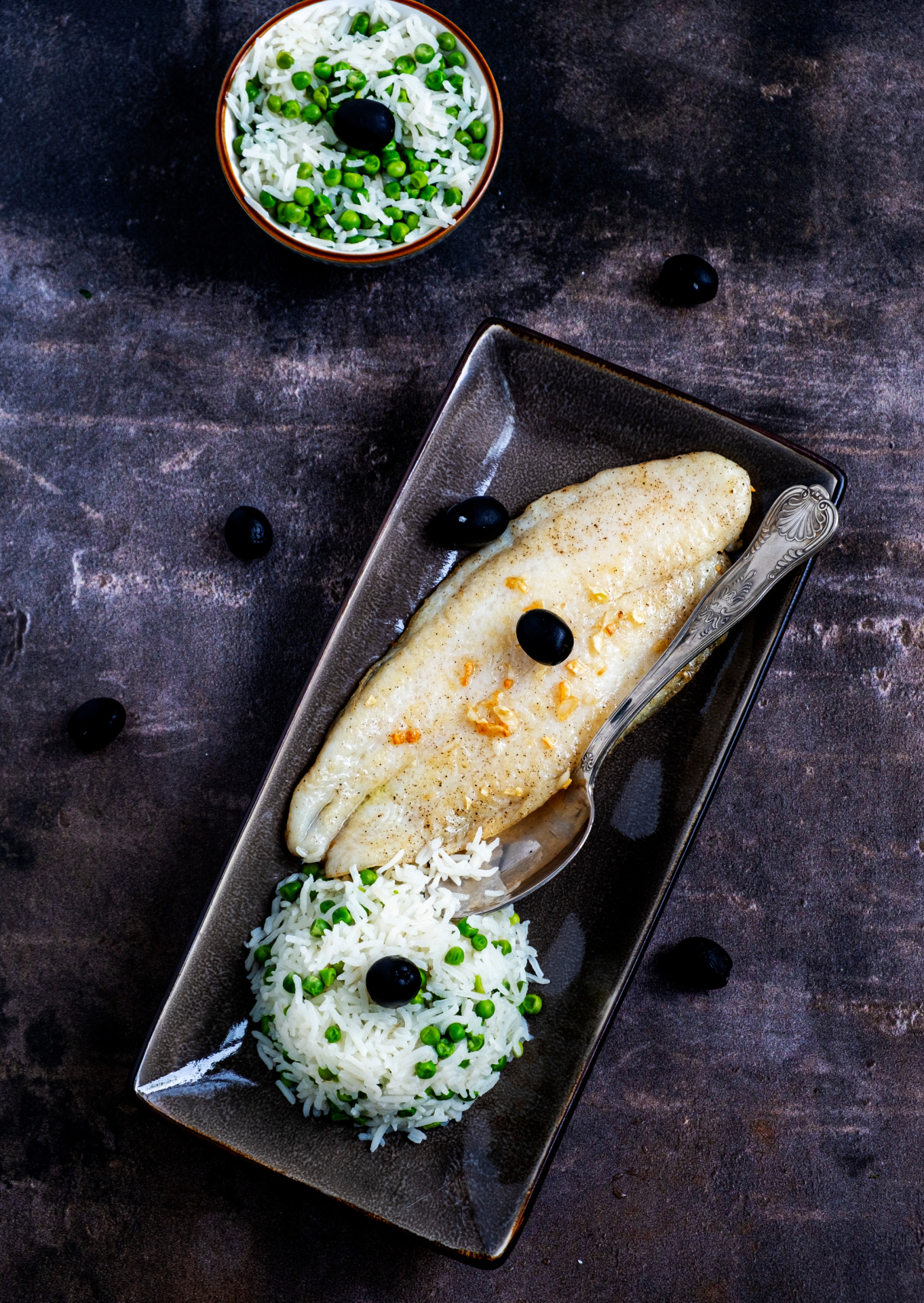 Pangasiusfilet met rijst en tuinerwten