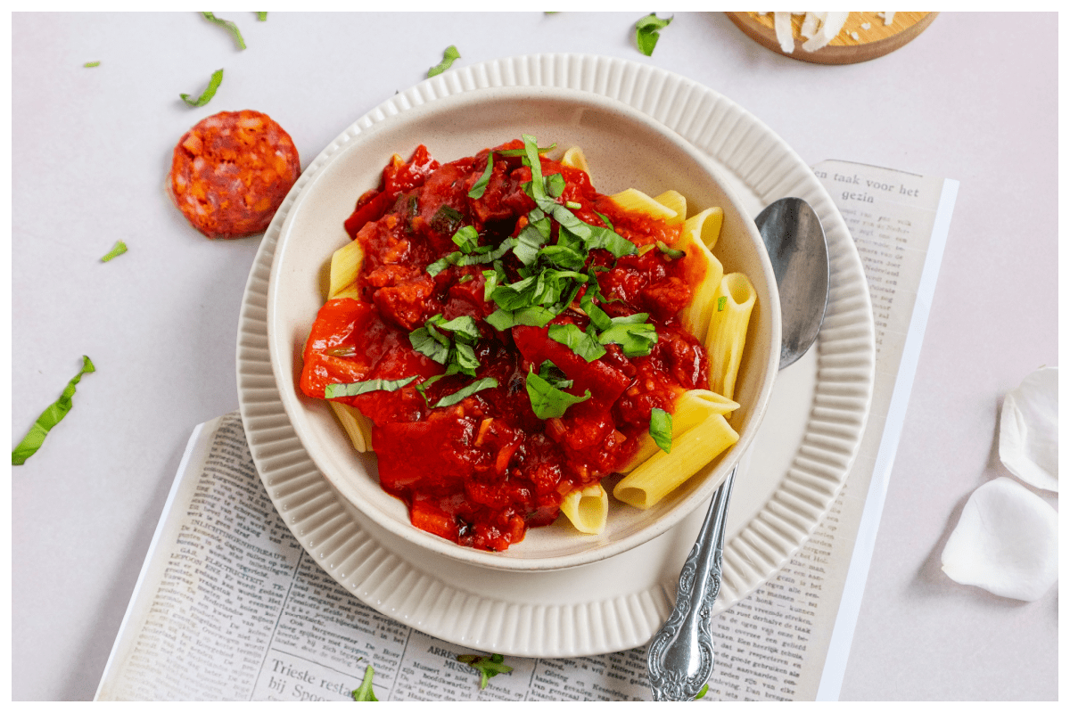 Pasta met saus van pittige worst