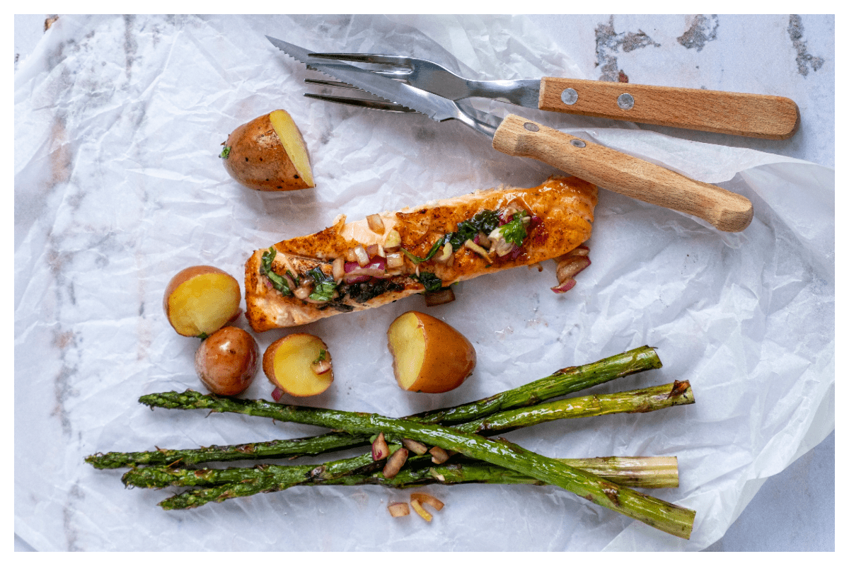 Zalm en asperges van de barbecue