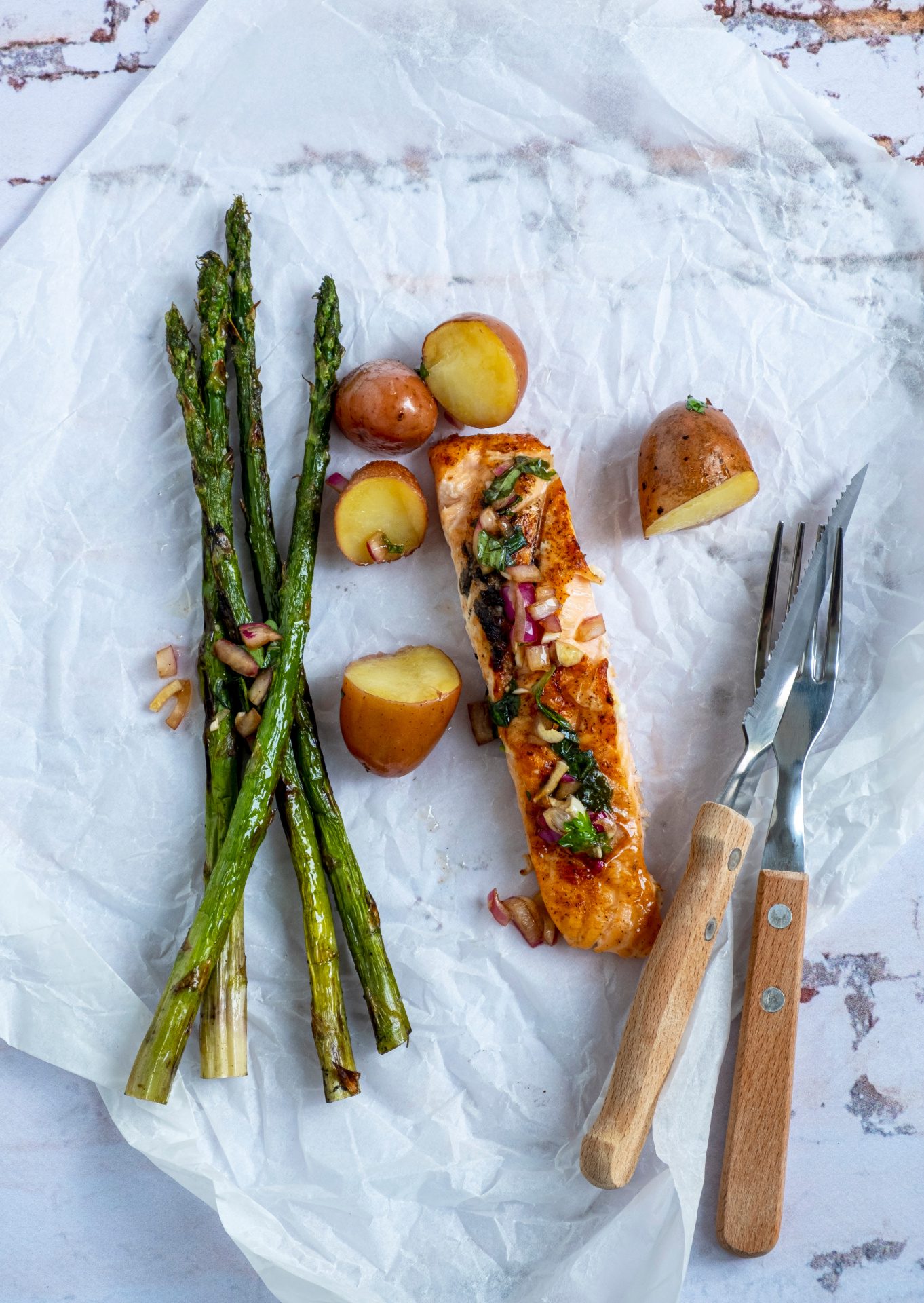 Zalm en asperges van de barbecue