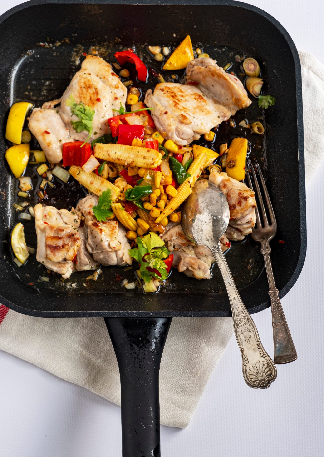 Gegrilde kippendijen met diverse groenten