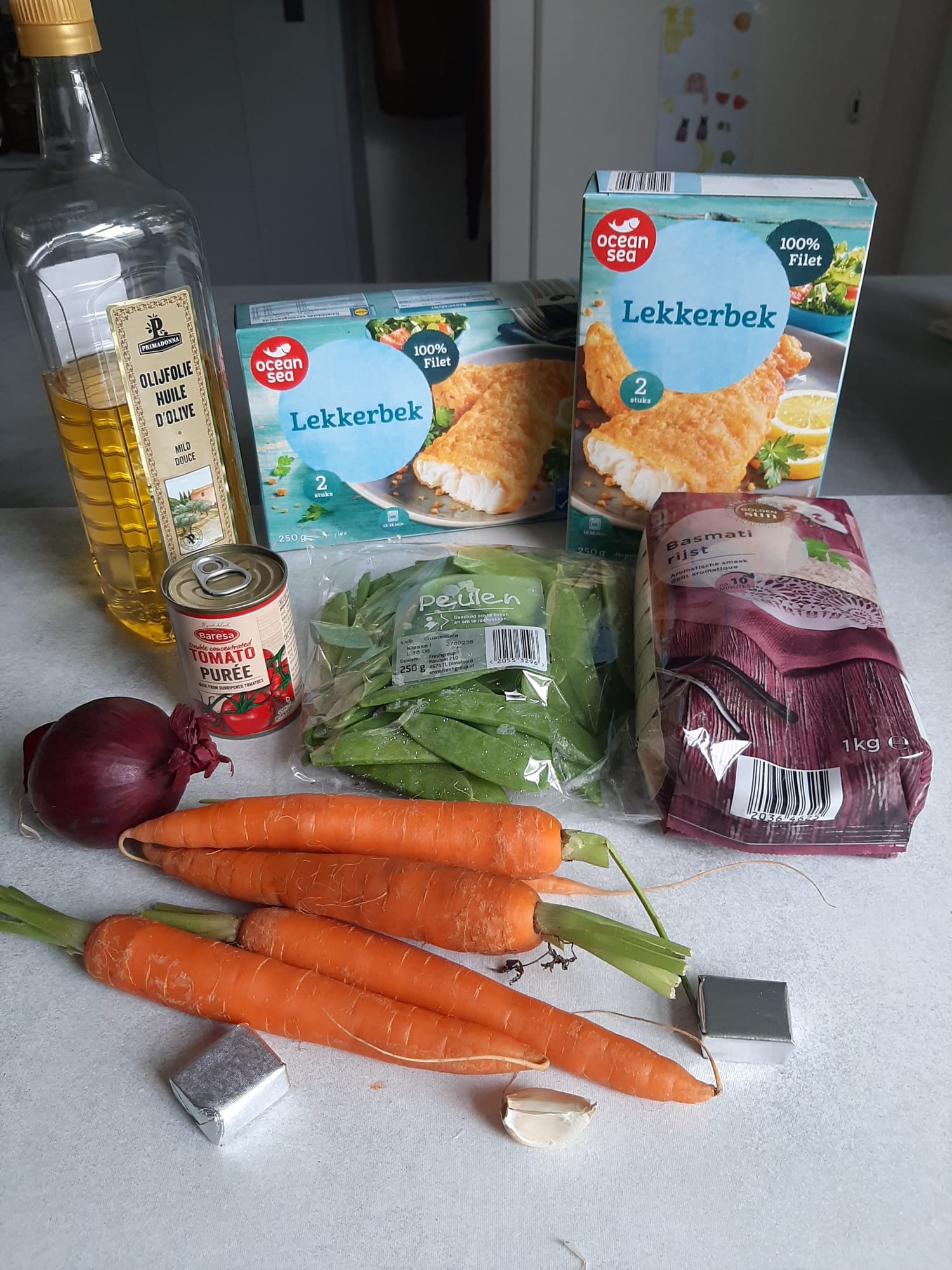 Ingrediënten Lekkerbekjes met peultjes, worteltjes en tomatenrijst voor 2 tot 3 personen