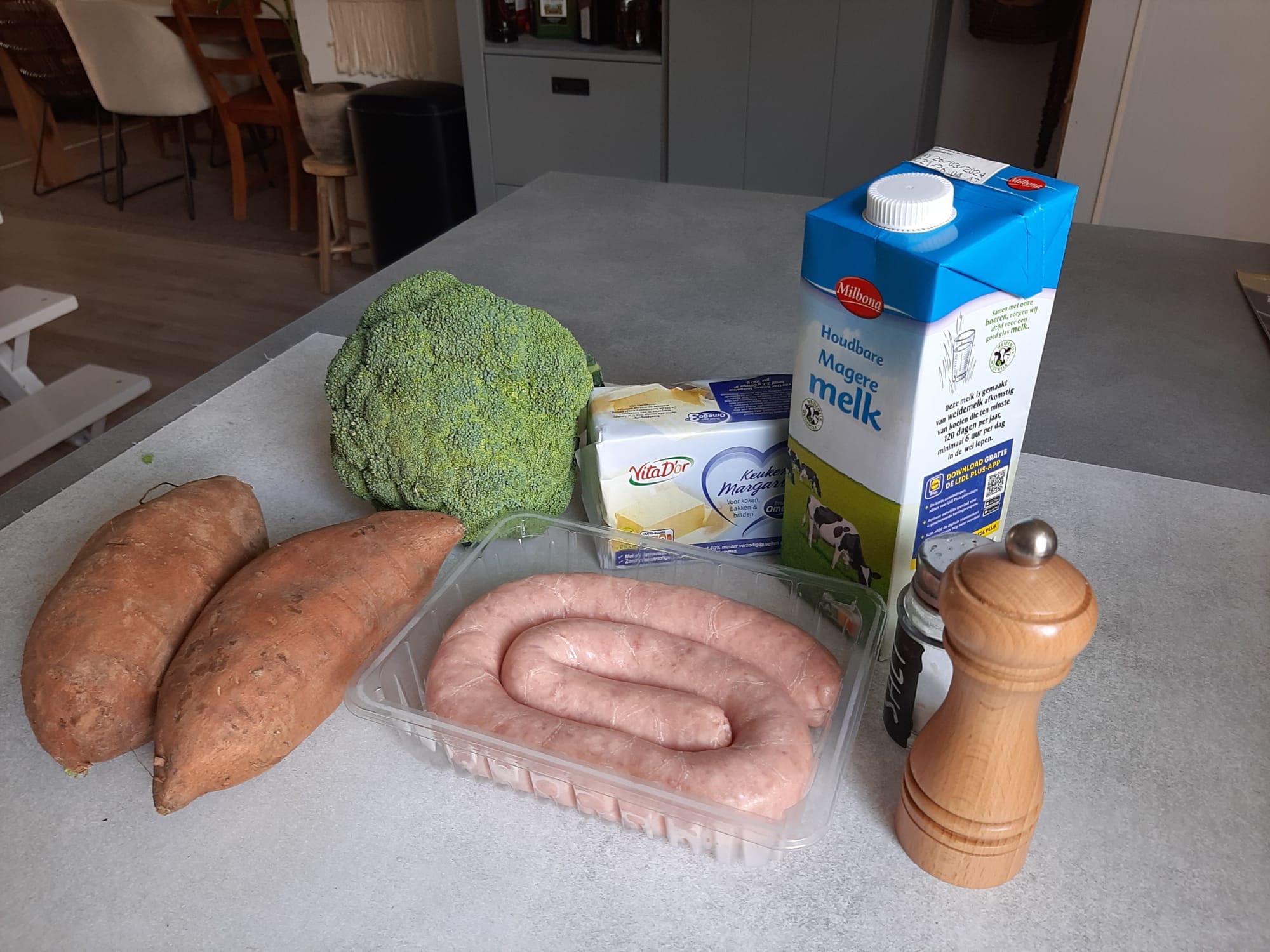 Ingrediënten voor 2 personen Verse worst met broccoli