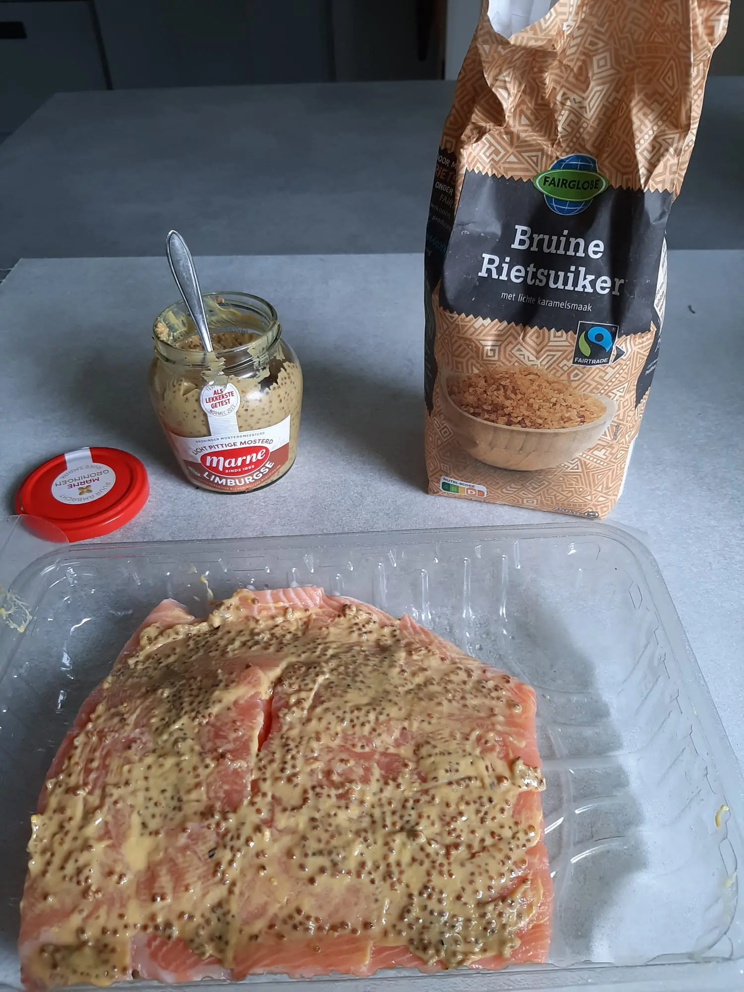 Ingrediënten voor 2 personen Zalm in marinade van mosterd en rietsuiker