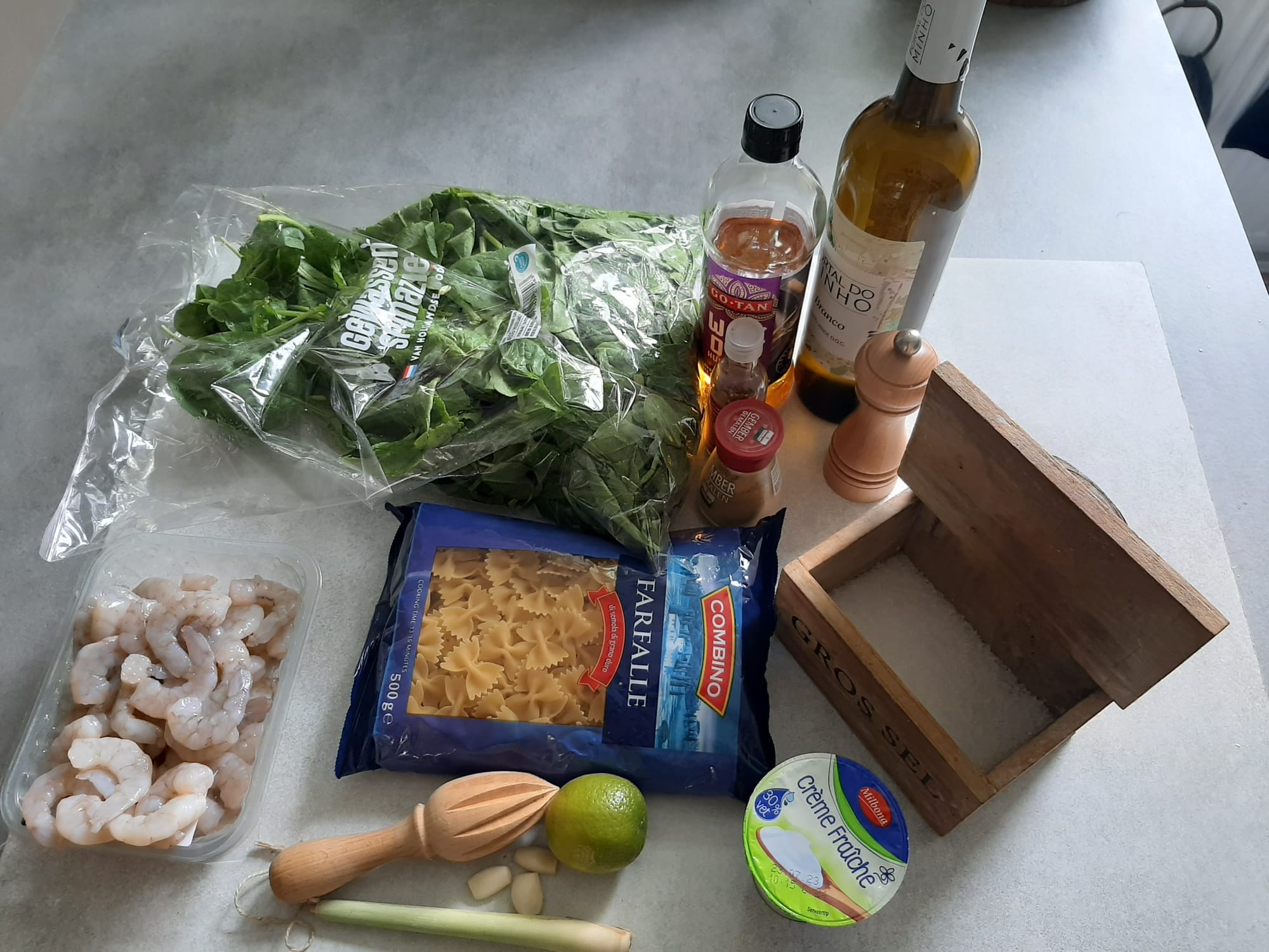 Ingrediënten voor 2 personen garnalen met spinazie en pasta