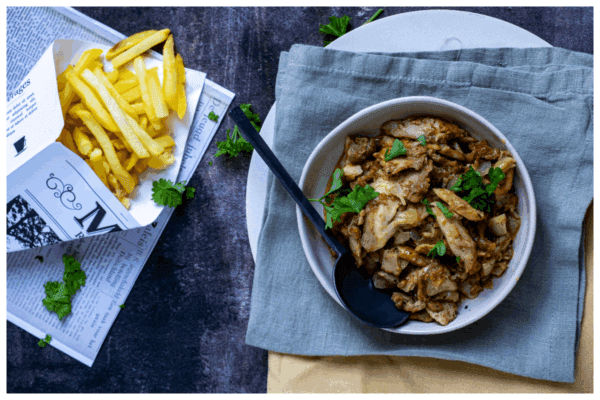 Kipdöner met frietjes en gemengde veldsla