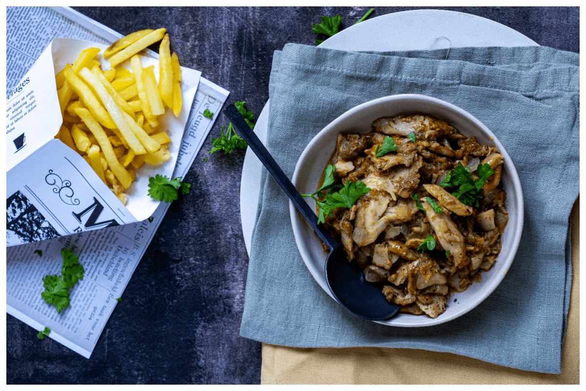 Kipdöner met frietjes en gemengde veldsla