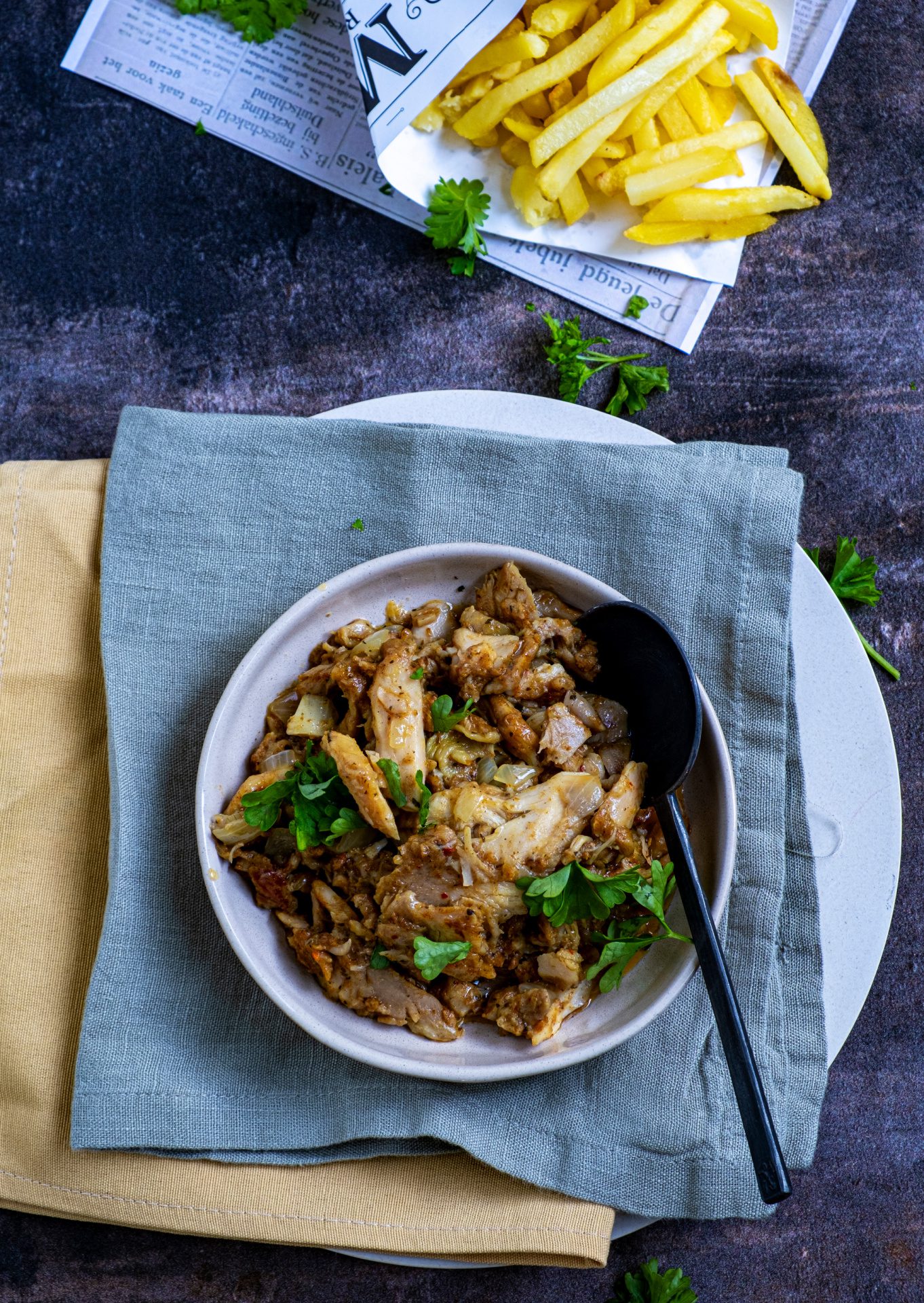 Kipdöner met frietjes en gemengde veldsla