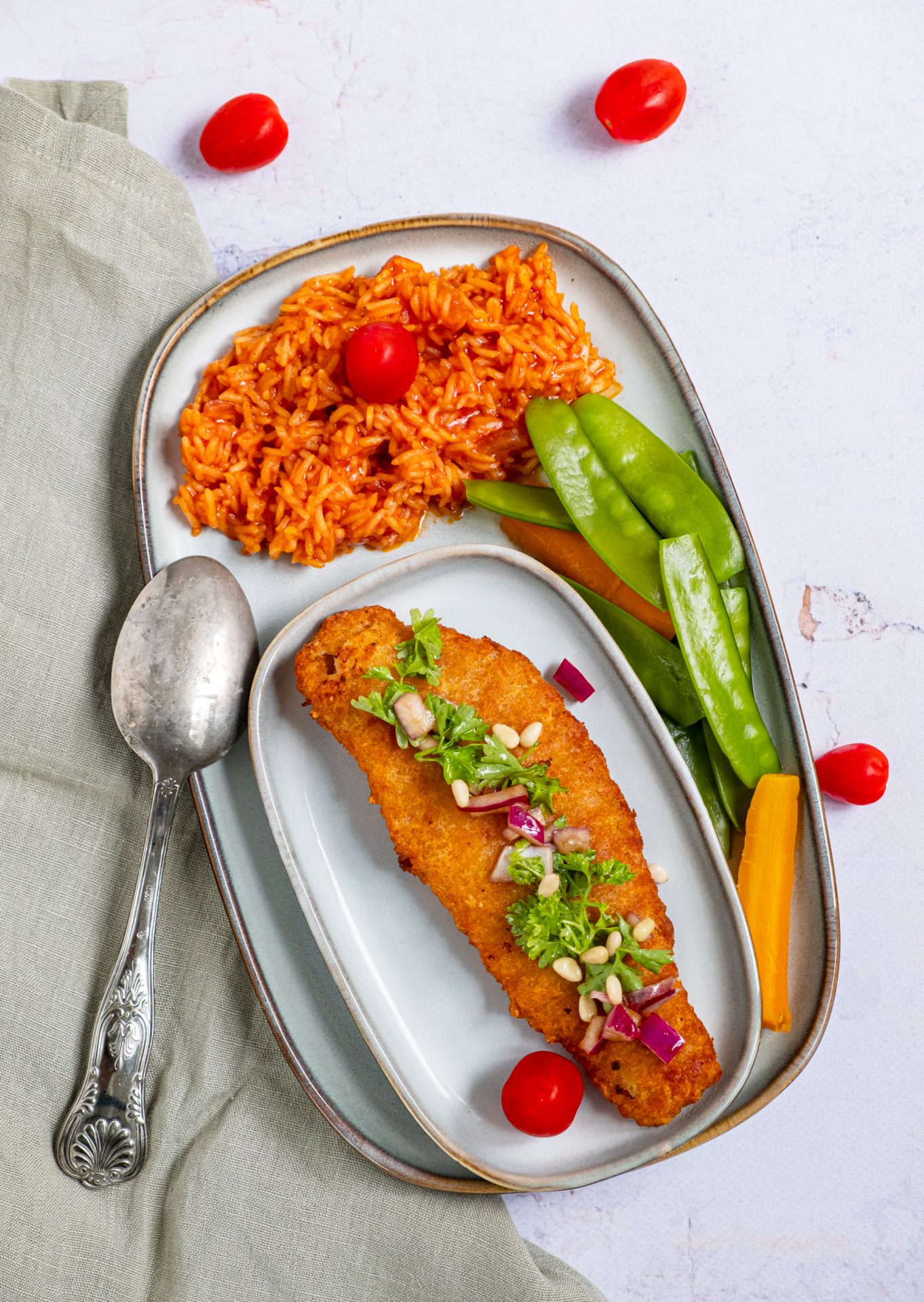 Lekkerbekjes met peultjes, worteltjes en tomatenrijst