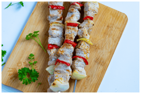 Spiesen van varkensfilet op de BBQ