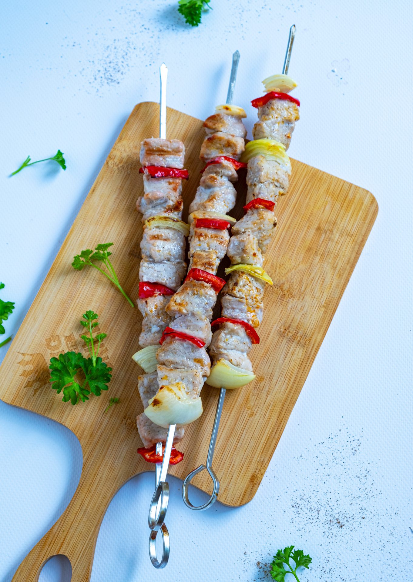 Spiesen van varkensfilet op de BBQ