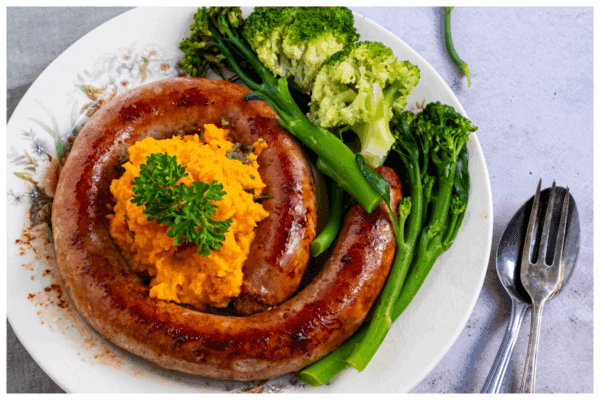 Verse worst met broccoli en zoete aardappelpuree