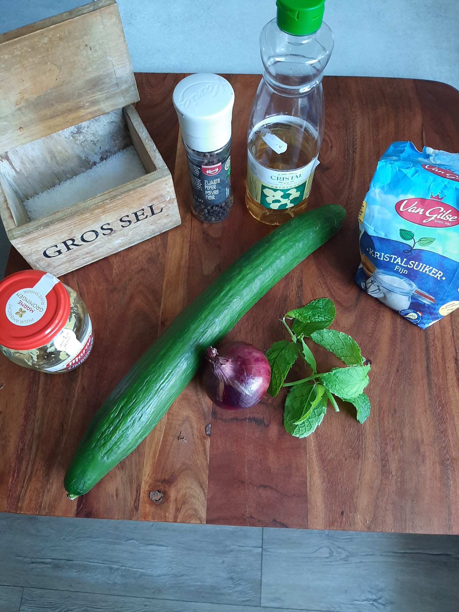 Ingrediënten voor 2 personen zomerse zoetzure frisse komkommersalade