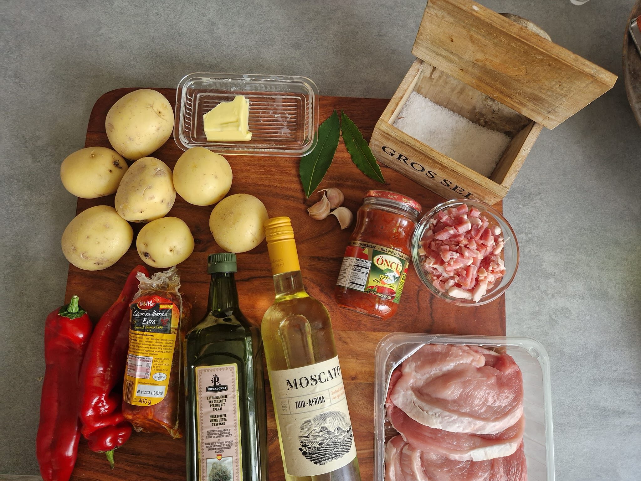 Ingrediënten voor 3 a 4 personen Carne de porco frita met aardappelpuree