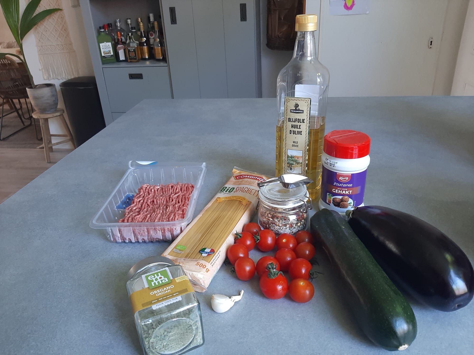 Ingrediënten voor 3 personen Spaghetti met gehakt, aubergine, courgette en cherrytomaten